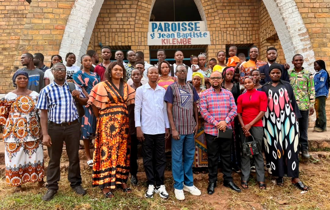 Visite de terrain à Kilembe Mission et Mukedi : Le Président de la Fondation Uyanga Ngolo met les valeurs de la Fondation au cœur de l'action communautaire.